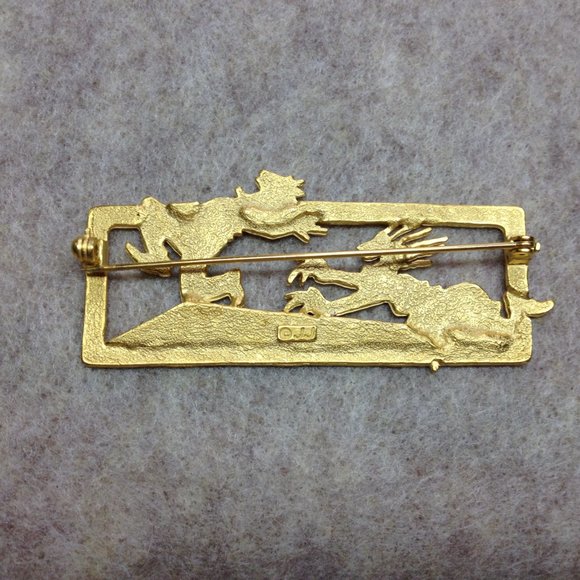 Vintage JJ Jonette Goldtone Jewelry Brooch Pin Woman Chasing Man - Picture 2 of 2